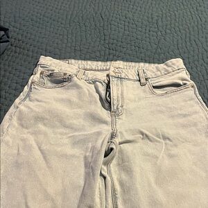 Women’s light wash, curvy stove pipe jeans. Frayed hem.